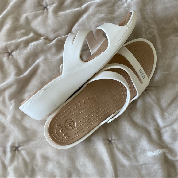 Crocs Patricia Wedge Sandal three strap slide in Oyster/Gold size 11